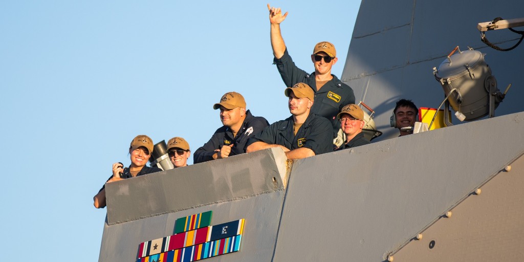 JointBasePHH's tweet photo. #aroundtheglobe with the #USSCHUNGHOON (DDG 93)!
#thanksforsharing #deploymentlife #USPacificFleet @USNavy 
see more photos at https://t.co/toftDs5WUf https://t.co/YBPcVCOmVK