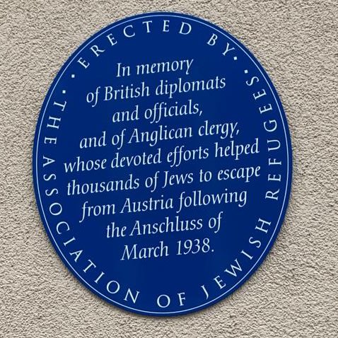 #blueplaque unveiled today on the façade of the British embassy in Vienna to commemorate those who helped viennese jews get visas to uk 1938 
going against foreign office rules at the time 
(cousin’s photo 📸)