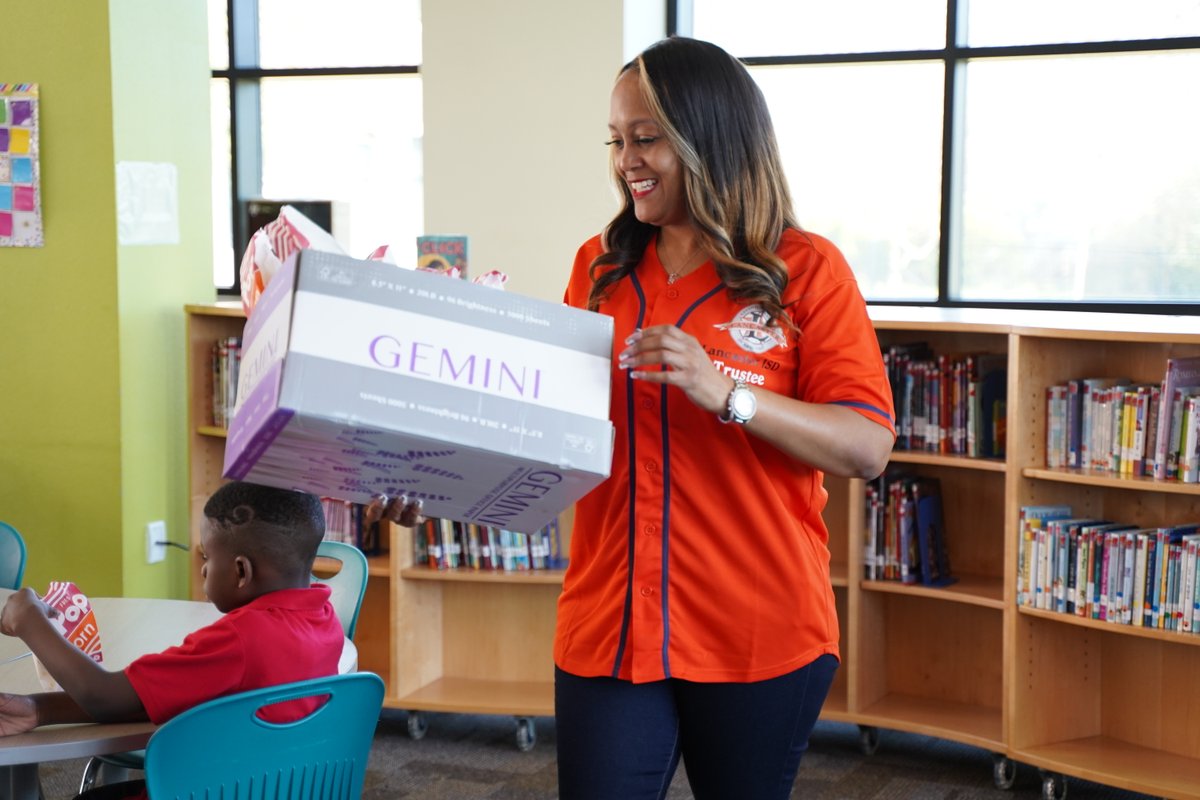 LancasterISD's tweet image. Congratulations to @WME_LISD
for winning the Lancaster ISD Science #LearningChallenge in early February! On Monday, the winning students received a Poppin' Party with LISD Board President Marion Hamilton! She stopped by the campus to surprise the students with a popcorn snack! 🍿