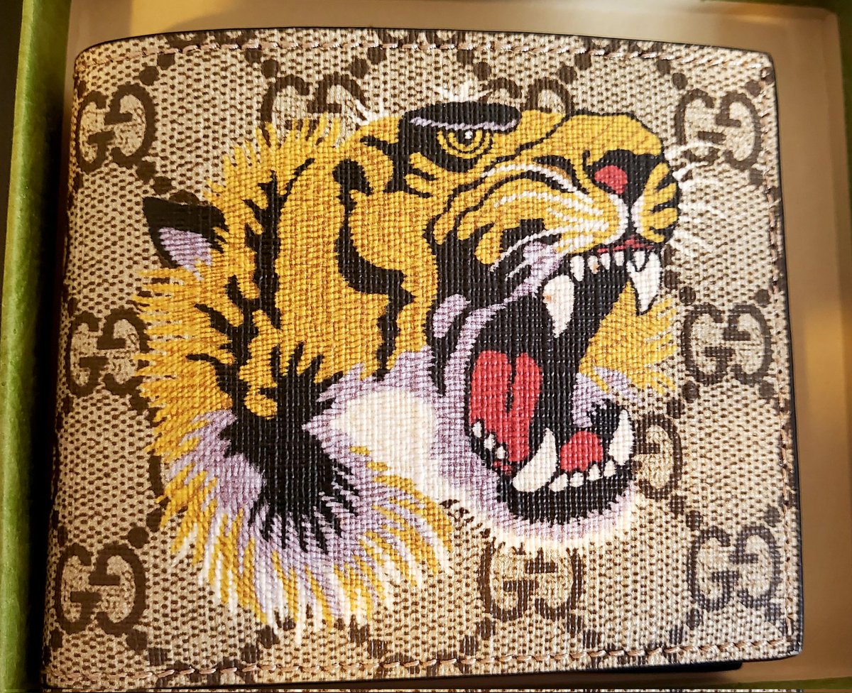 Rull_Badhan's tweet photo. @gucci 

Disappointing customer service,you send a 'stained wallet',then insult me by halting an exchange? It's a shame this didn't go through 'quality control' before it arrived to me! Will not purchase goods from you in future #ruinedgift #poorquality #poorservice #notworthit https://t.co/YPETqYsBcA