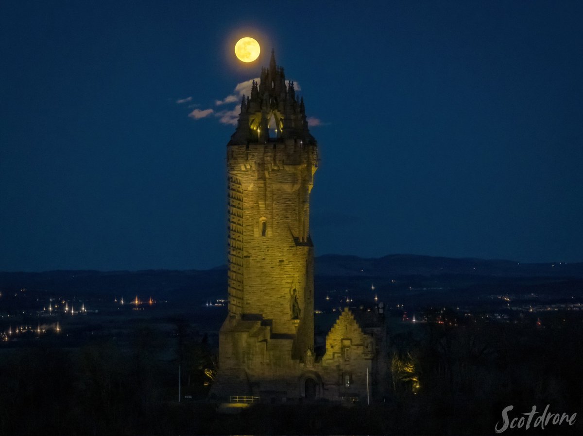scotdrone's tweet photo. Full Moon rise above the Wallace Monument at Causewayhead, Stirling 🏴󠁧󠁢󠁳󠁣󠁴󠁿
#williamwallace #stirling #visitstirling #scotland #visitscotland #fullmoon #drone https://t.co/ZY4QKq6uCS