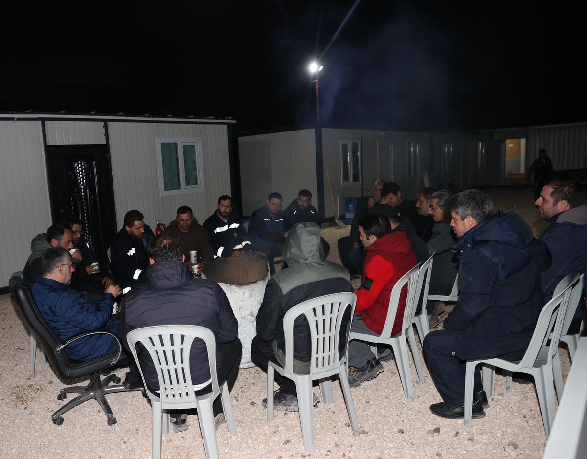 Keskin_Huseyin's tweet photo. Depremin ilk anından itibaren kardeşlerimize destek olmak için büyük bir özveriyle çalışan mesai arkadaşlarımız ile çalışmalarımızı değerlendirdik.
Her birine teşekkür ediyorum.

📍Hatay/Kırıkhan https://t.co/dv5h0H6qfQ