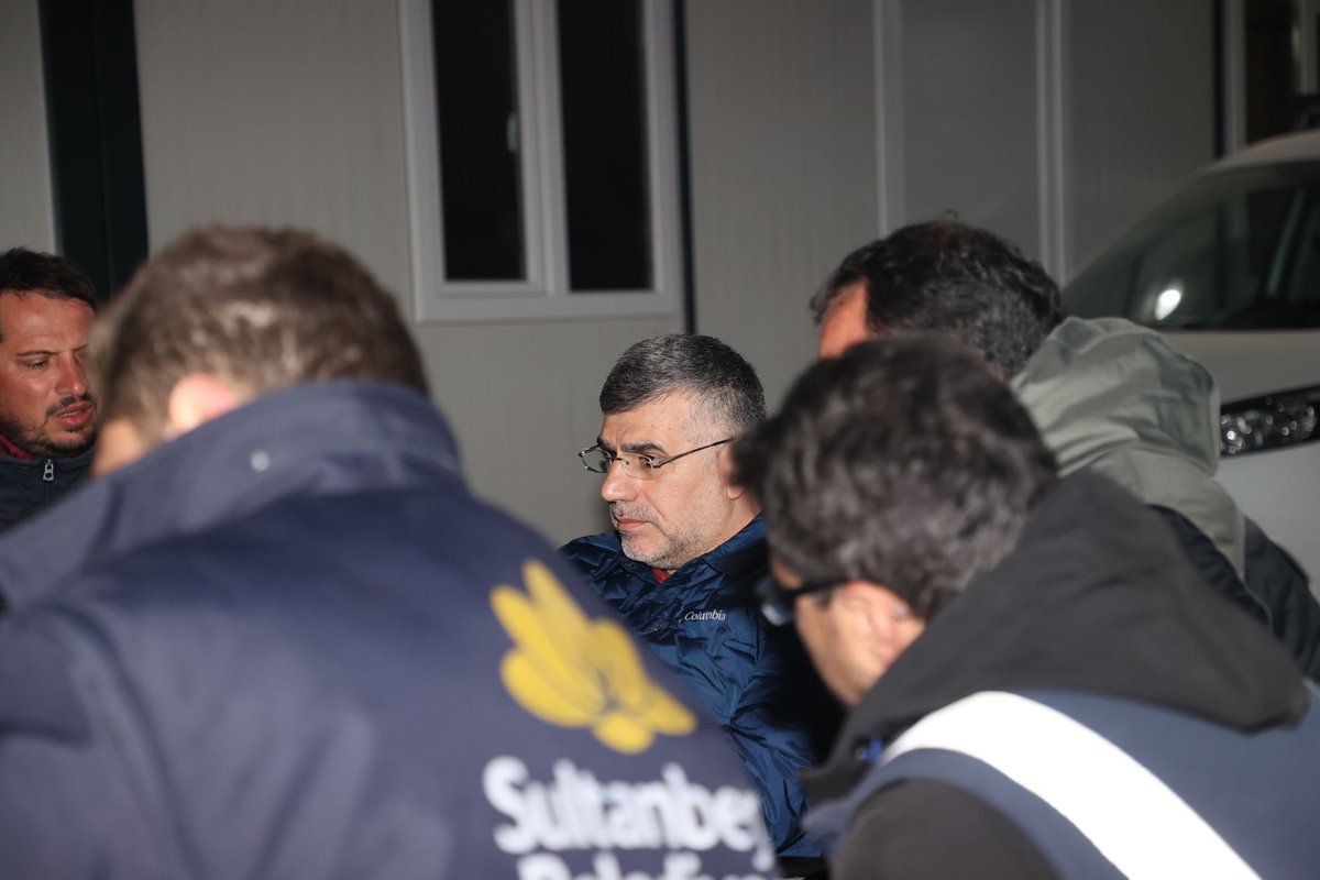 Keskin_Huseyin's tweet photo. Depremin ilk anından itibaren kardeşlerimize destek olmak için büyük bir özveriyle çalışan mesai arkadaşlarımız ile çalışmalarımızı değerlendirdik.
Her birine teşekkür ediyorum.

📍Hatay/Kırıkhan https://t.co/dv5h0H6qfQ
