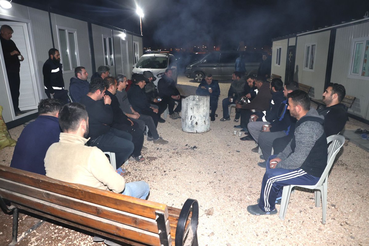 Keskin_Huseyin's tweet photo. Depremin ilk anından itibaren kardeşlerimize destek olmak için büyük bir özveriyle çalışan mesai arkadaşlarımız ile çalışmalarımızı değerlendirdik.
Her birine teşekkür ediyorum.

📍Hatay/Kırıkhan https://t.co/dv5h0H6qfQ