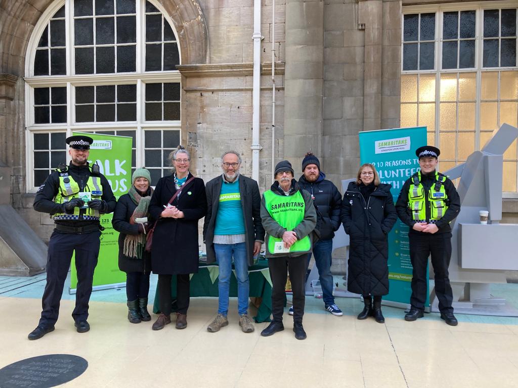 hullsamaritans's tweet photo. Lovely morning chatting with the public. Joining forces with @BTPEastRiding  and @RailwayChildren #SmallTalkSavesLives #Freesupport #116123 #InThisTogether https://t.co/v1Yn3RJx15