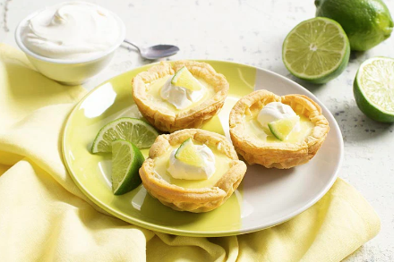 EasyHomeMeals's tweet photo. A10: Any key lime pie lovers out there? You can use @Eggo waffles and make these adorable Key Lime Tartlets for a spring-inspired dessert! https://t.co/9ltWU8FINS #FrozenFoodMonth #recipe https://t.co/kZbHJ9LBWG