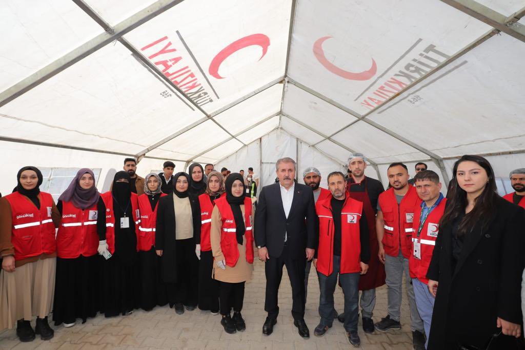 Mustafa_Destici's tweet photo. Diyarbakır Çadırkent ziyaretimizde sahada özverili çalışmalarına devam eden AFAD, Kızılay,Sağlık,Eğitim STK mensupları ile asayişi temin eden güvenlik görevlilerimize  teşekkür ediyorum. 

Ziyaretimiz boyunca bizi yalnız bırakmayan adaşım Mustafa’ya da Allah güzel ömürler versin. https://t.co/PF4BJELecZ