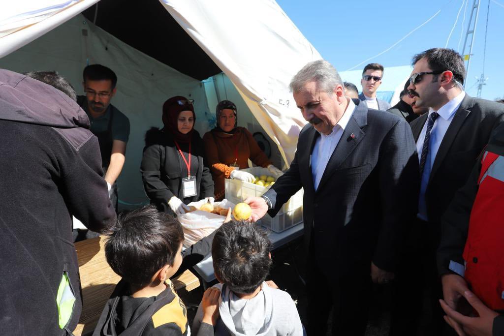 Mustafa_Destici's tweet photo. Diyarbakır Çadırkent ziyaretimizde sahada özverili çalışmalarına devam eden AFAD, Kızılay,Sağlık,Eğitim STK mensupları ile asayişi temin eden güvenlik görevlilerimize  teşekkür ediyorum. 

Ziyaretimiz boyunca bizi yalnız bırakmayan adaşım Mustafa’ya da Allah güzel ömürler versin. https://t.co/PF4BJELecZ