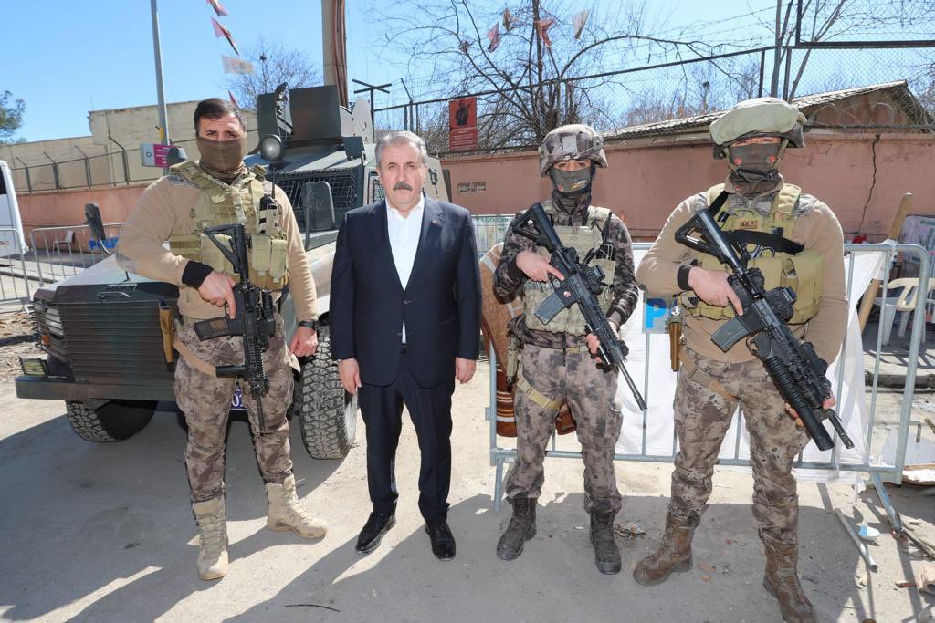 Mustafa_Destici's tweet photo. Diyarbakır Çadırkent ziyaretimizde sahada özverili çalışmalarına devam eden AFAD, Kızılay,Sağlık,Eğitim STK mensupları ile asayişi temin eden güvenlik görevlilerimize  teşekkür ediyorum. 

Ziyaretimiz boyunca bizi yalnız bırakmayan adaşım Mustafa’ya da Allah güzel ömürler versin. https://t.co/PF4BJELecZ