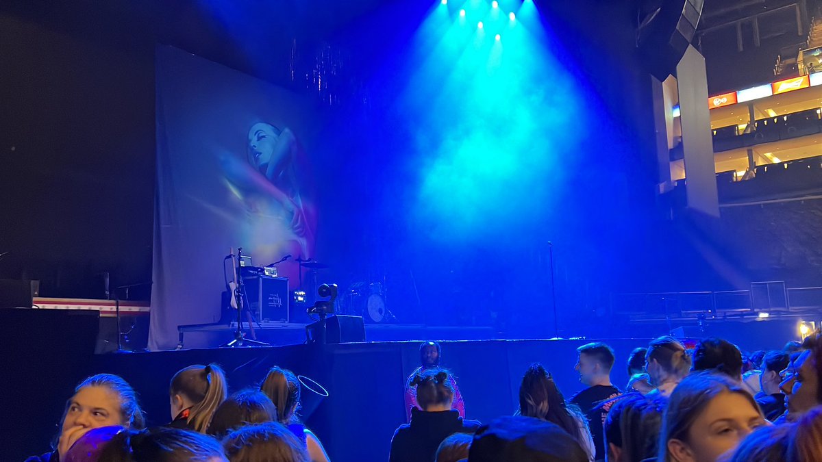 Statongolf1's tweet image. Bout 5 bodies back from barricade for @PanicAtTheDisco at the O2 🤩