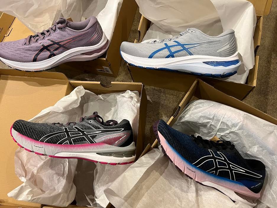 RunnersDen's tweet photo. @rbcarter Hey Ruth! Good hearing from you. So sorry we missed your message last week, as you can see we're not super active on twitter anymore. Here's what we've got! The top two are the now newer V11, the bottom two are the (now on sale) colors of what you have currently. https://t.co/sx21y7BSLB