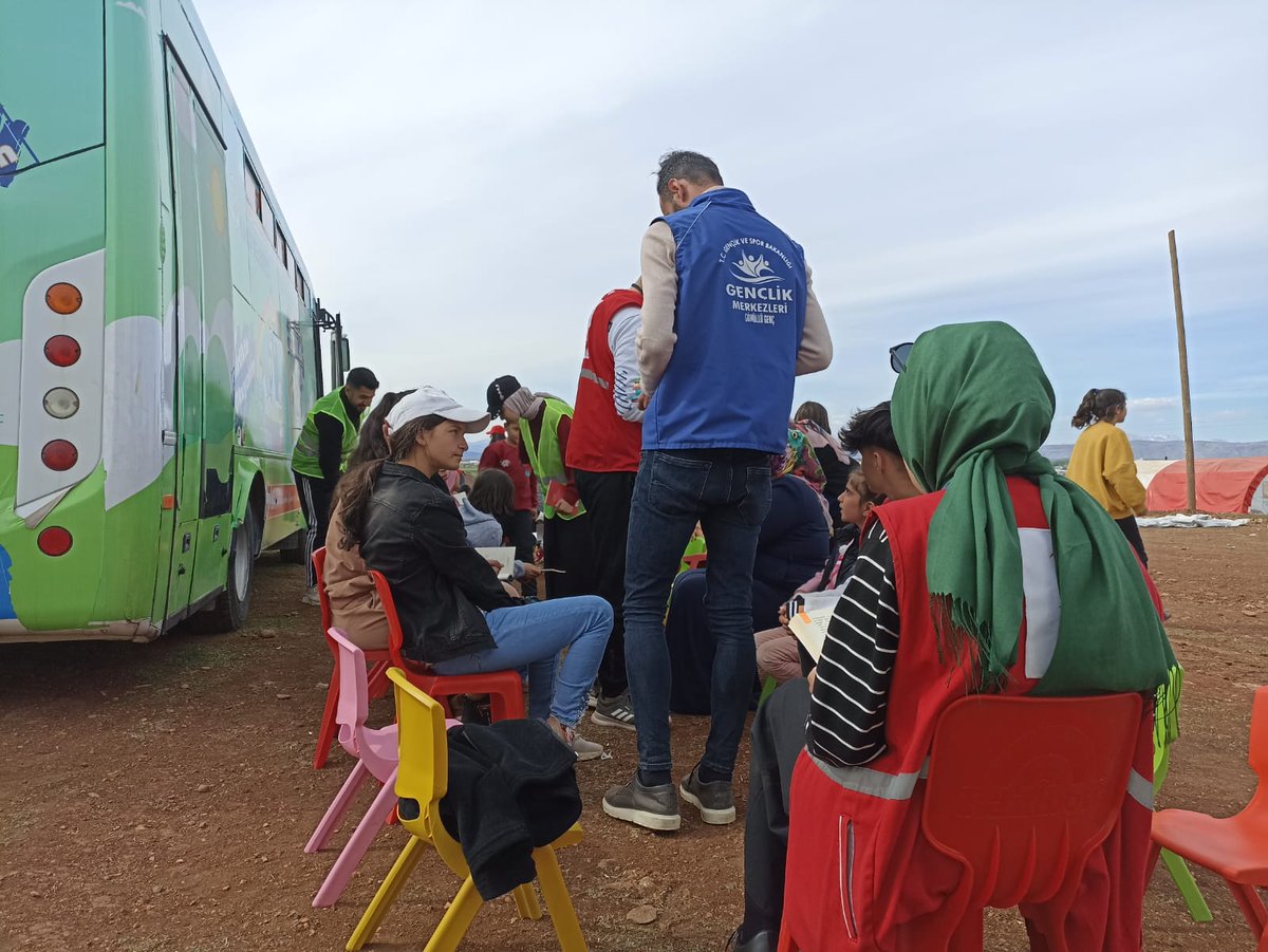 FatmaAhu_GM's tweet photo. Çadır kentte yaşayan çocuklara Kitap okuma alışkanlığı kazandırmak için; gönüllü gençlerimizle beraber #KitapOkumaHalkası yaptık📚 https://t.co/FGMxh21z5Z