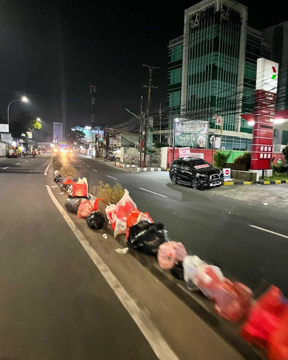 Kebiasaan yang tak enak dipandang. 

📍Jl. HOS Cokroaminoto, Ciledug, Kota Tangerang