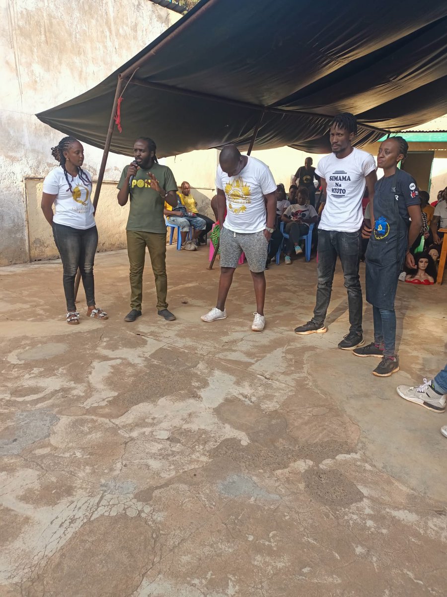 Madadaclare1's tweet photo. Murang'a Prison 
#Prisonsalonandchapati #HairweareCharity
#cralockshairnbeauty https://t.co/dSJDGPOVWS