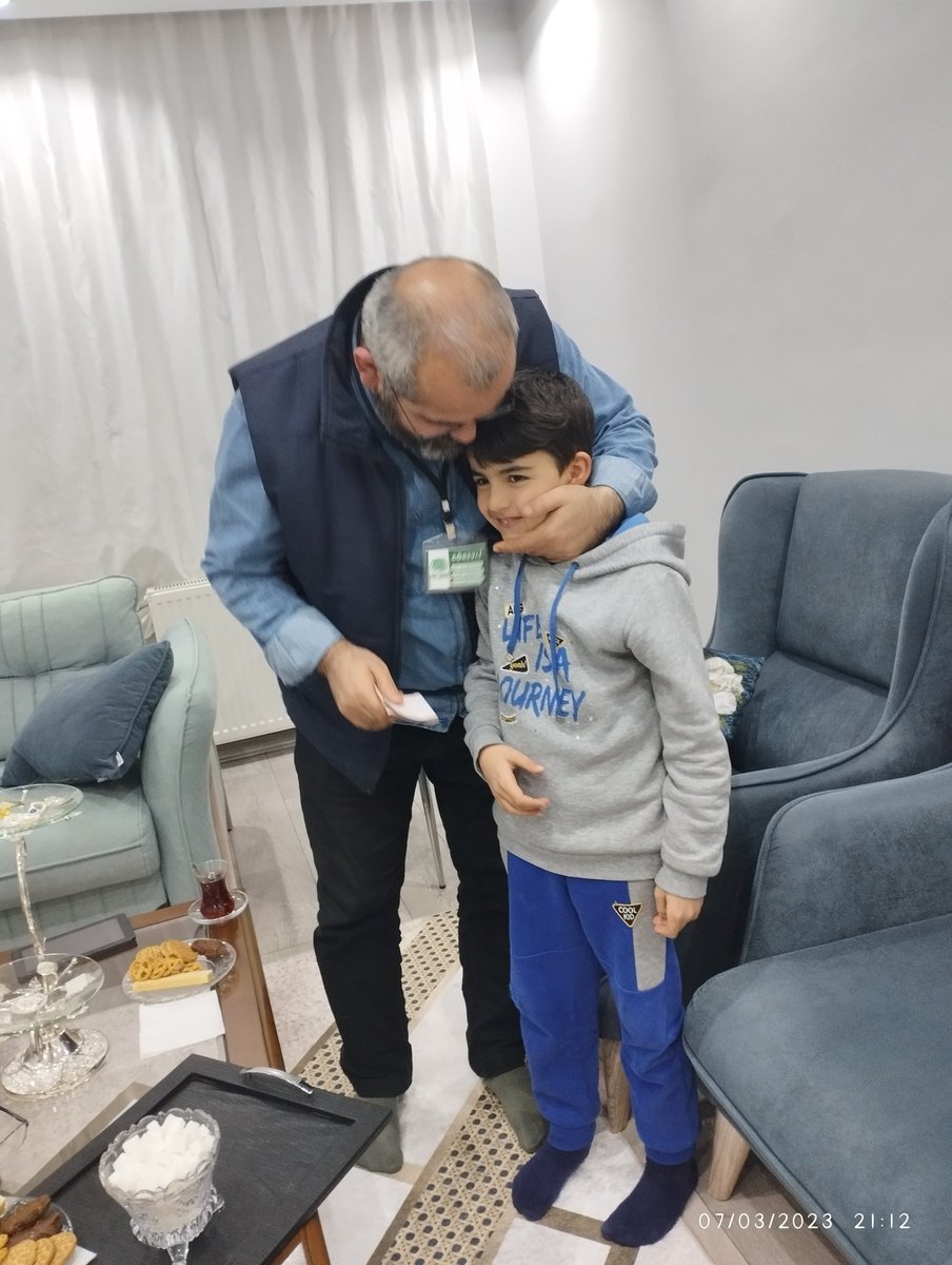 Babası aradı
"Oğlum Habbab topladığı harçlıkları <a href="/umutkervanivkf/">Umut Kervanı Vakfı</a> na bağışlamak istiyor
Gelip alabilir misiniz" diye
Bu akşam gittim
Habbab'ın 2 bin liralık bağışını derneğimiz adına teslim aldım

Bu ümmet yenilmeyecek