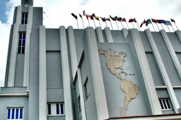 Desde <a href="/CasAmericas/">Casa de las Américas</a>, desde la Casa d Haydee, llegue este 8 d marzo ntro abrazo a todas las mujeres latinoamericanas y caribeñas, verdaderas heroínas d la resistencia, del amor, d la solidaridad, frente al odio, la violencia y las disímiles formas d opresión.
#MujeresEnRevolución