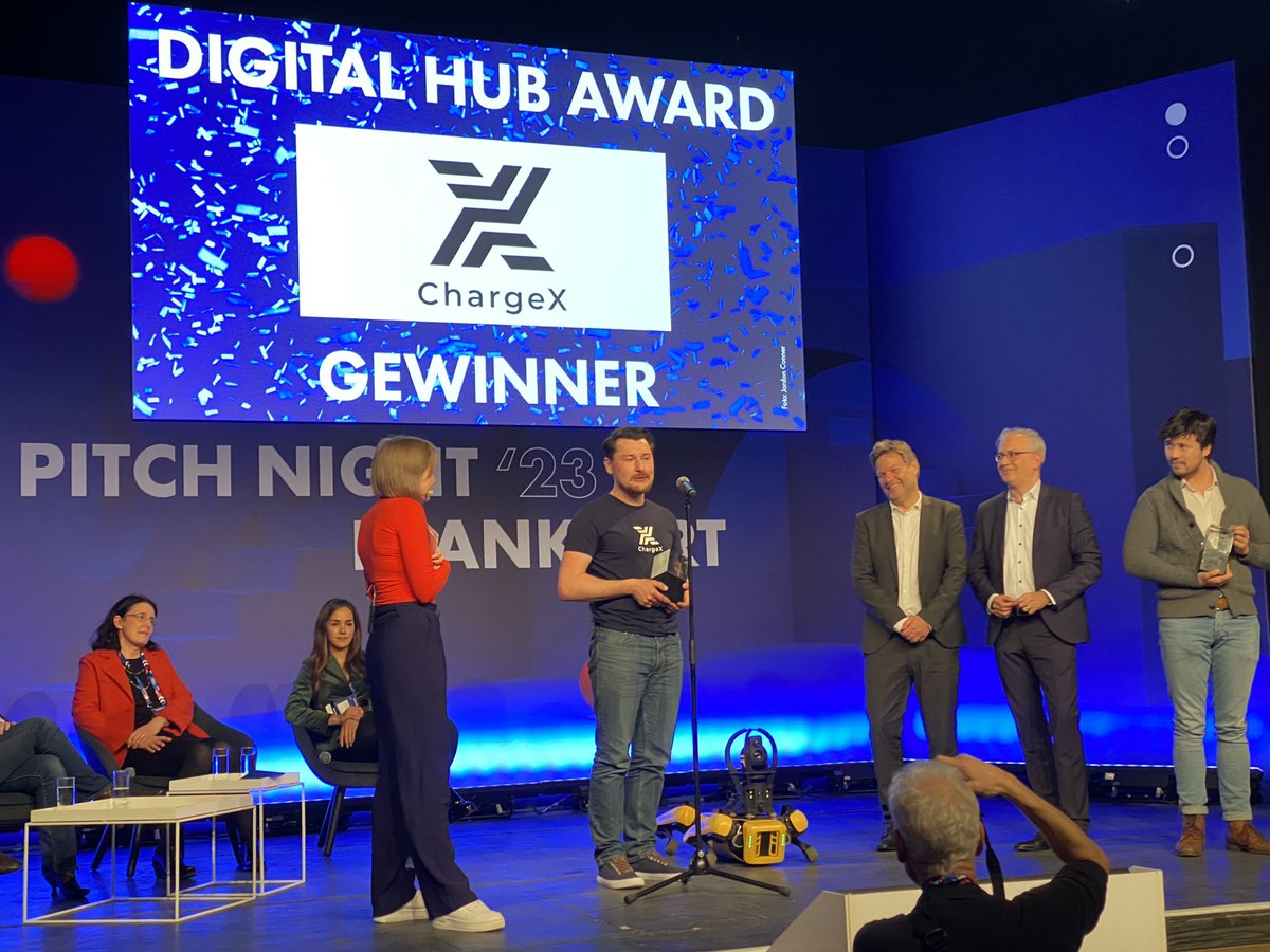 Herzlichen Glückwunsch an die beiden Gewinner der #pitchnight in Frankfurt, an die Teams von @constellr  und #chargeX, Bravo!