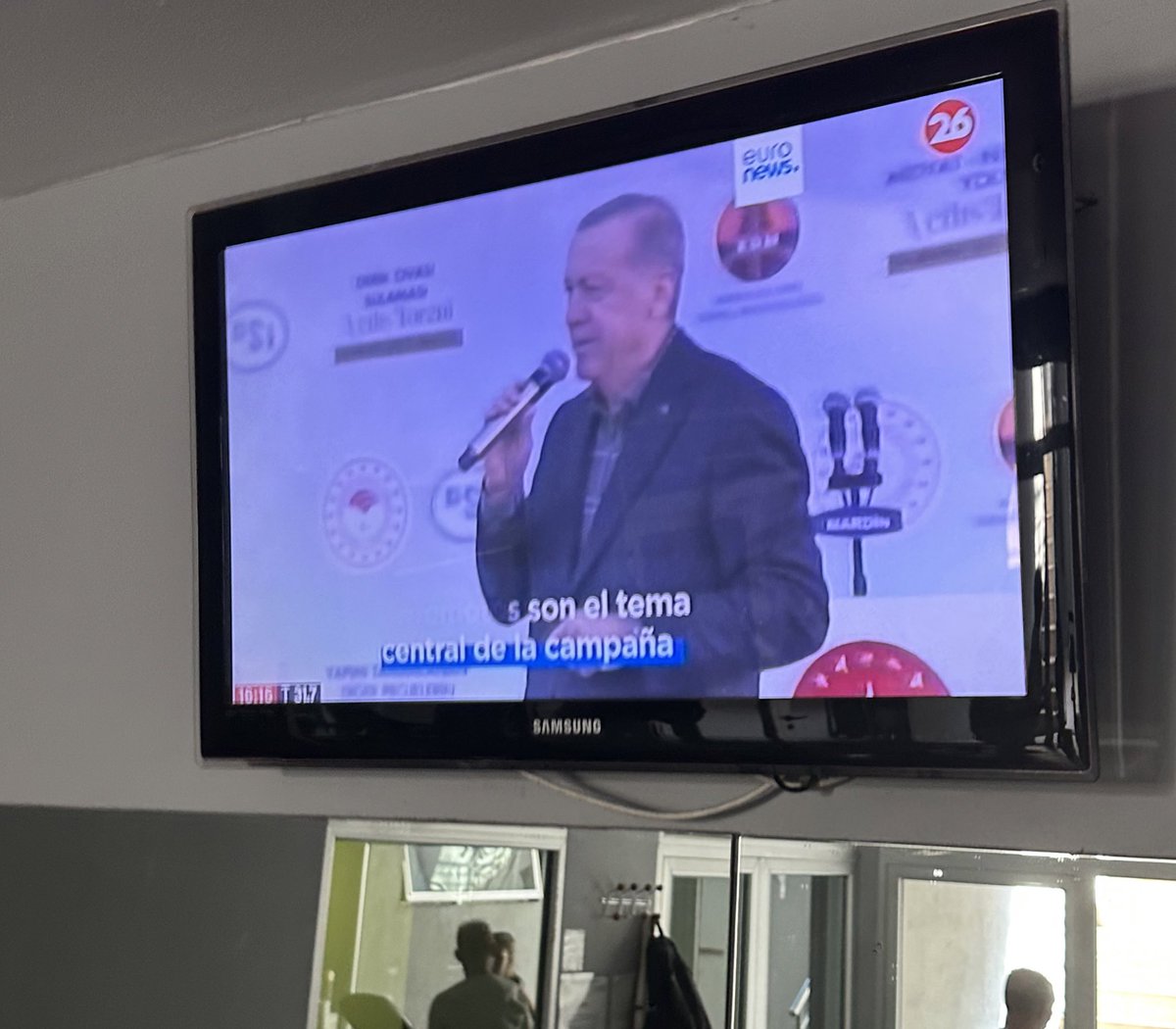 ifkoparan's tweet photo. Ben: spora gideyim kafayı dağıtayım biraz. 

15.000 km ötedeki spor salonu: https://t.co/eLNVGYQzwB