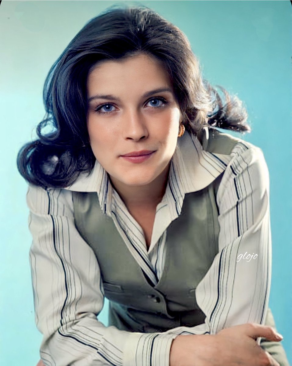GlojoCuscuhing's tweet photo. A very young Kate Mulgrew (Mary Ryan)future Captain Kathryn Janeway StVoyager. #KateMulgrew #MaryRyan #CaptainKathrynJaneway #StVoyager #StProdigy https://t.co/3wMhWh89vu