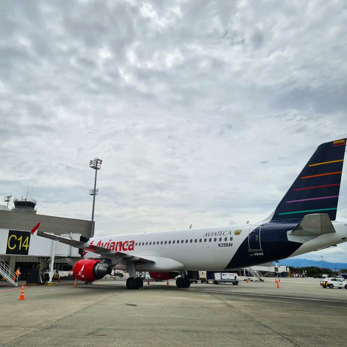 aerocali's tweet photo. Con ustedes el cuarto avión con pintura vintage que @Avianca presenta para conmemorar sus orígenes.
Recibimos al Airbus A320 de la aerolínea con el nuevo livery dedicado a #Aviateca. https://t.co/XsDUVeW6d0