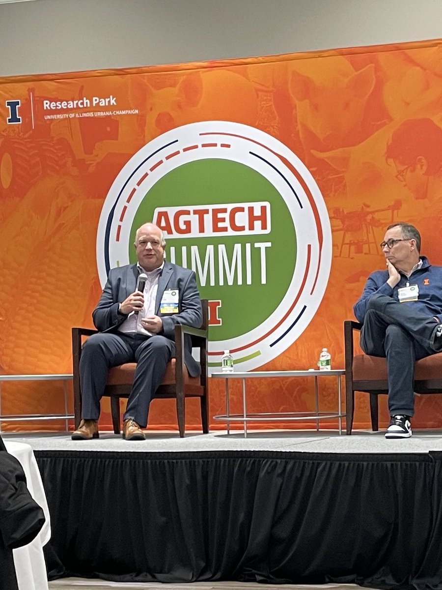 QuirkyInsider's tweet photo. Jeff Klock, Digital Strategy Lead, ⁦@Cargill⁩ NA, speaking to the intelligent farm at #AgTech23. https://t.co/PyLCIHkn4Q