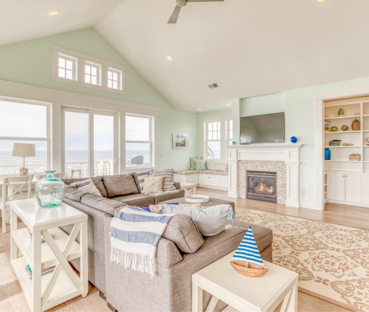 meredithlodging's tweet photo. Ready for a luxurious oceanfront retreat? Look no further than The Driftwood, an exquisite home perched on a cliff above Bella Beach. With 5 bedrooms and enough room for 12 guests, this oceanfront getaway is the perfect stay near Depoe bay for your friends and family. https://t.co/v1llfMRIOW