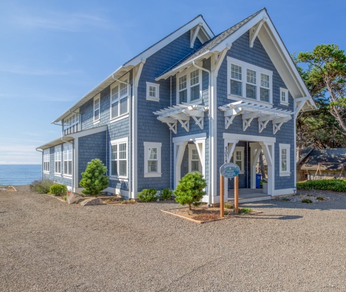 meredithlodging's tweet photo. Ready for a luxurious oceanfront retreat? Look no further than The Driftwood, an exquisite home perched on a cliff above Bella Beach. With 5 bedrooms and enough room for 12 guests, this oceanfront getaway is the perfect stay near Depoe bay for your friends and family. https://t.co/v1llfMRIOW