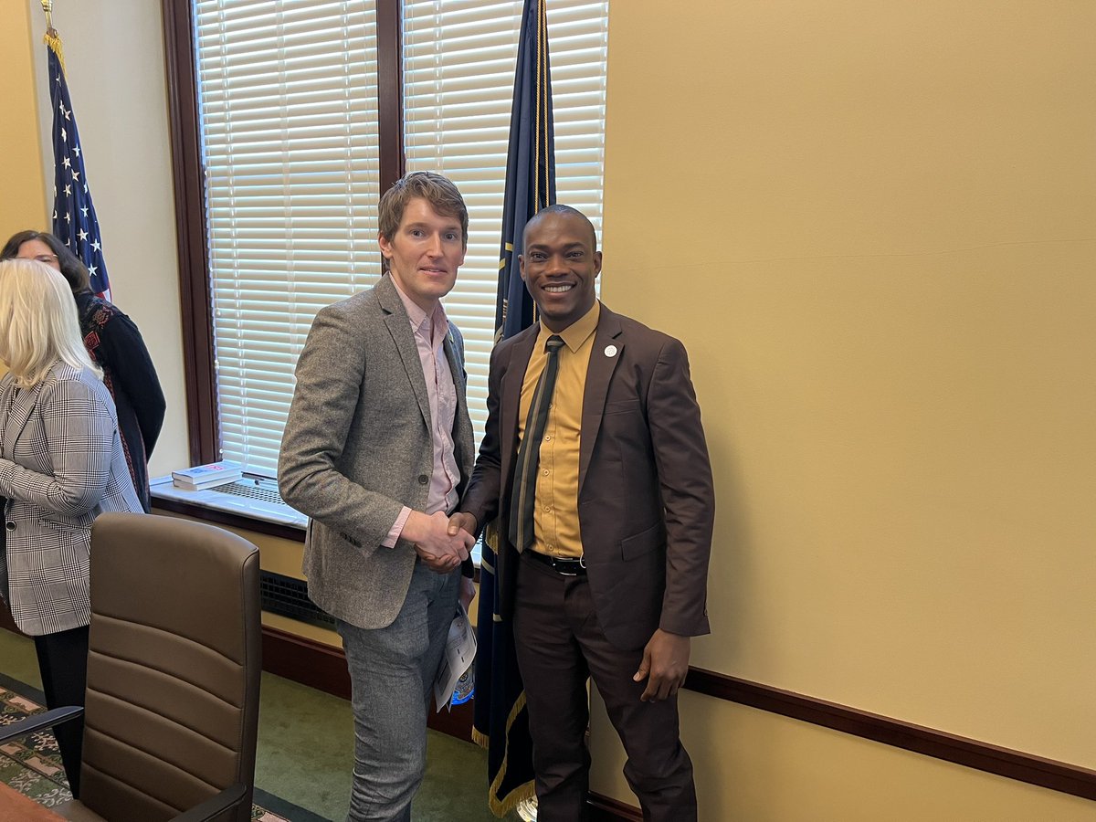 Dans le cadre du #IVLP nous avons été reçu par le Sénateur <a href="/NateForUtah/">Nate Blouin</a> pour discuter des enjeux climatiques et son engagement pour la cause environnementale. C’était instructif et cordiale <a href="/IvlpNl/">IVLP Alumni NL</a> <a href="/USEmbassyNiamey/">U.S. Embassy Niamey</a> @ACIE_IVLP <a href="/StateIVLP/">IVLP</a> #Niger #USA