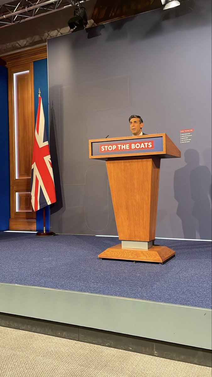 GlennyRodge's tweet photo. At first glance, I thought someone in blue trousers was hiding behind that flag. https://t.co/Bc3ssXZ5ns