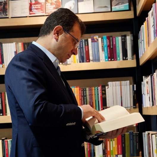 tcbuyuksehIr1's tweet photo. Ekrem İmamoğlu: "Gündem yoğun, işlerimiz çok ama fırsat buldukça kitapların arasında olmayı seviyorum.

Bugün Müze Gazhane’deki İstanbul Kitapçısı’na uğradım ve kent tarihi kitaplarını inceledim. Herkesi kitapçılarımıza davet ediyorum." https://t.co/3bn1ANUYFi