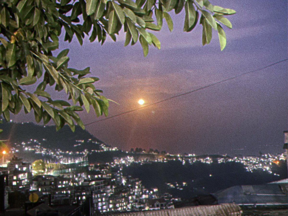Chohtey's tweet photo. Awww full moon! https://t.co/QGvoI5pMcZ