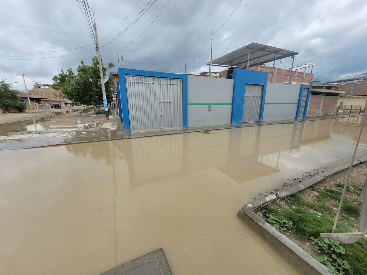 ralphzapata's tweet photo. A casi 6 años de El Niño costero, las lluvias nos recuerdan lo frágil que sigue siendo la región, a pesar de los millones invertidos mediante el programa de la reconstrucción con cambios. https://t.co/tR2ak7U0Ri
