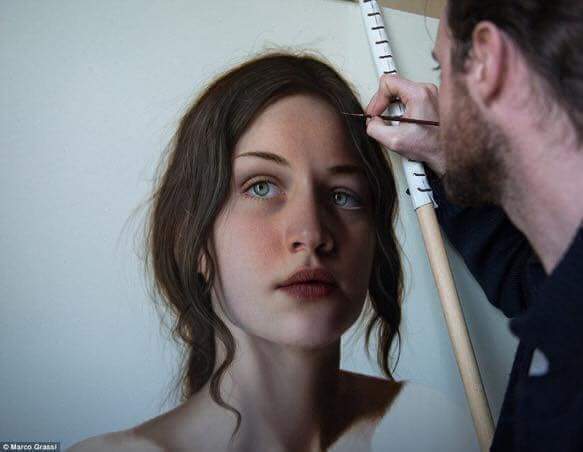 🔘 من المفارقات الغريبة العجيبة .. !!

فتاة سرقت محفظة الرسام الإيطالي « ماركو جراسي » وبها 600 يورو ،
فرسم السارقة بدقة بارعة ، وبيعت اللوحة بـ 150 ألف يورو .