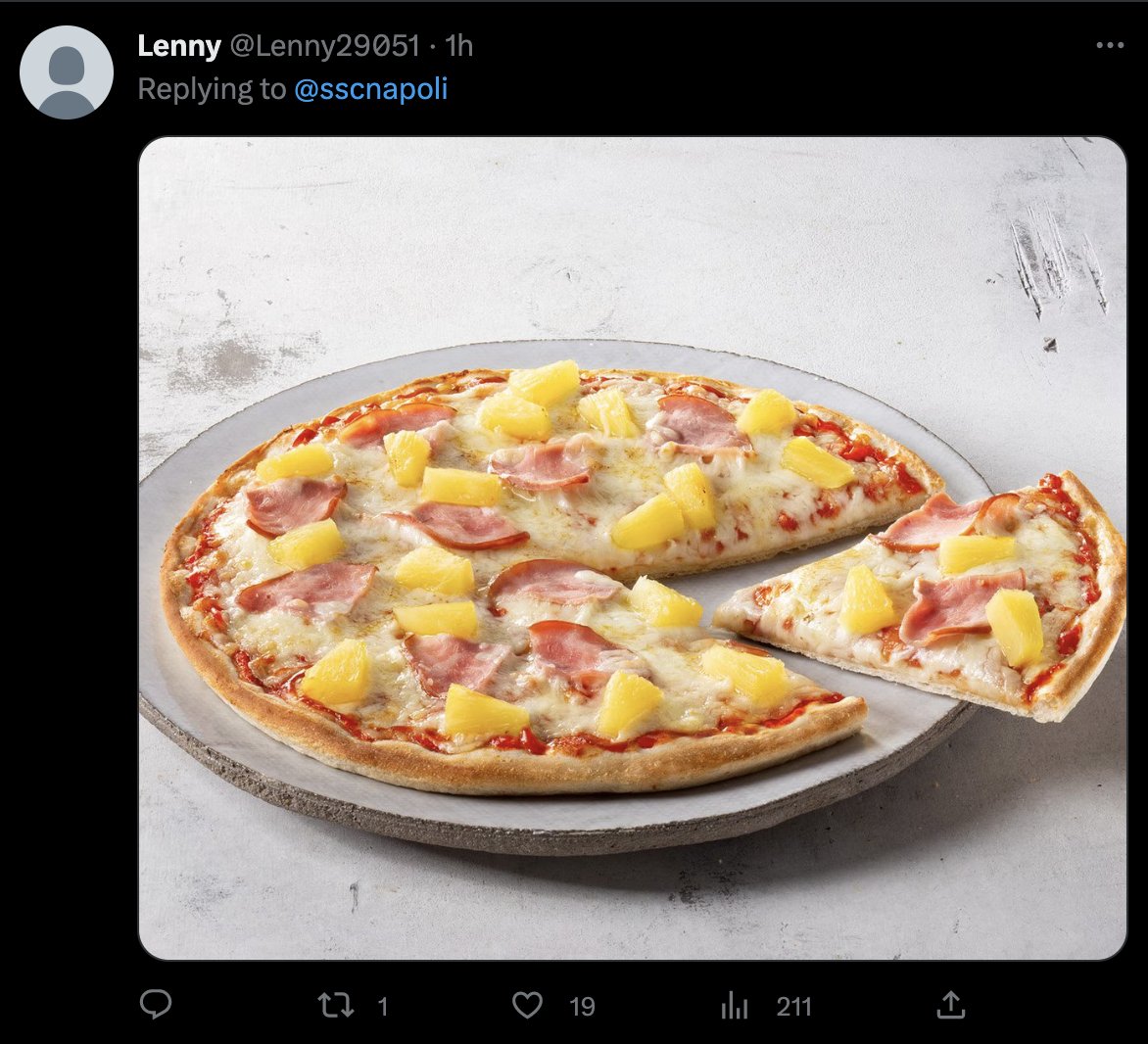 SoyCalcio_'s tweet photo. 🔵 Esto no es una broma. Los aficionados del Eintracht están protestando contra el Napoli y el Gobierno de Italia por no venderles entradas para el partido de Champions (queja puesta desde Alemania) contestando a los tuits del Napoli con fotos de pizzas con piña. https://t.co/OW6hE7FhHd