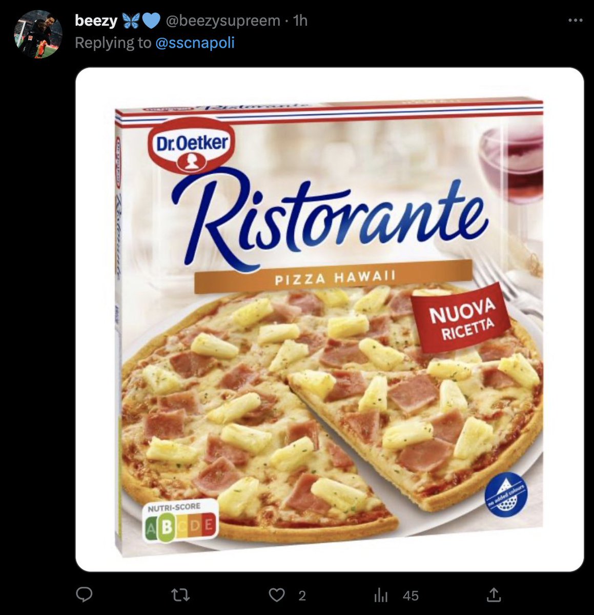 SoyCalcio_'s tweet photo. 🔵 Esto no es una broma. Los aficionados del Eintracht están protestando contra el Napoli y el Gobierno de Italia por no venderles entradas para el partido de Champions (queja puesta desde Alemania) contestando a los tuits del Napoli con fotos de pizzas con piña. https://t.co/OW6hE7FhHd