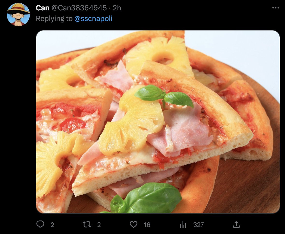 SoyCalcio_'s tweet photo. 🔵 Esto no es una broma. Los aficionados del Eintracht están protestando contra el Napoli y el Gobierno de Italia por no venderles entradas para el partido de Champions (queja puesta desde Alemania) contestando a los tuits del Napoli con fotos de pizzas con piña. https://t.co/OW6hE7FhHd