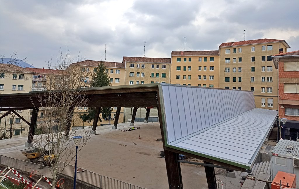 AizpeaOM's tweet photo. #Markola|ko aterpeak ere gutxi falta du amaituta egon dadin.
2014. urtetik 5. estalpea. Hezkuntza-komunitatearen eta auzoaren arteko elkargune, komunitate eta auzo bizien aktibatzaile eta gordailu diren #AzpiegituraSozialak.
#AgintaldirakoPlana betez jarraitzen dugu @HerriBizia https://t.co/usSuOYWcMs