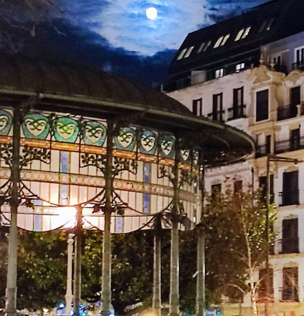 Luna llena! 🐺auuuuuuu!!!!

#buenasnoches #donostia #sansebastian  #donostiasansebastian #igersdonostia #ilovedonostia #feel_sansebastian #donostiamaitezaitut 
#adictetobasque #total_euskadi #lovetravel #totaleuskadi #picoftheday #addicted_to_basque #… instagr.am/p/CpgAiK9Nf9T/