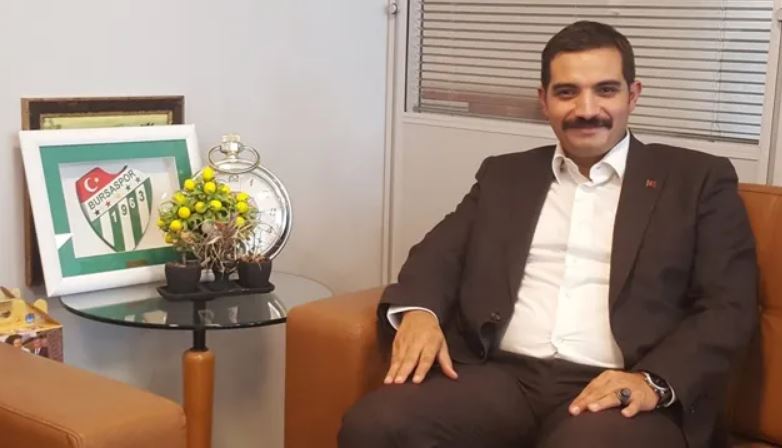 Bursaspor'umuzun Diyarbakır'da maruz kaldığı olaylara o günlerde sessiz kalmayan tek siyasetçi olan Büyük Bursasporlu Şehit Doç. Dr. Sinan Ateş'i bir kez daha rahmetle anıyoruz.