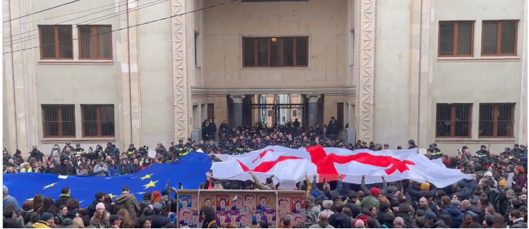 theoverview_'s tweet photo. European path of #Georgia is at stake.
Georgian people in the streets against ruling party’s adoption of Russian-style 'foreign agent' law
#FreedomUnderSiege #NoToRussianLaw
#Russia #ForeignAgentLaw #Europe
https://t.co/JHosMXjmJi https://t.co/odnlS0KHZs