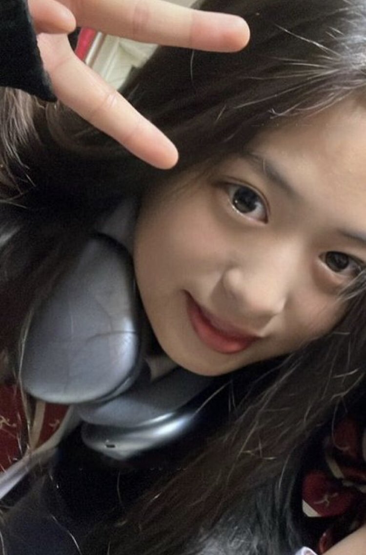 ahyeonpic's tweet image. how pretty she is!!