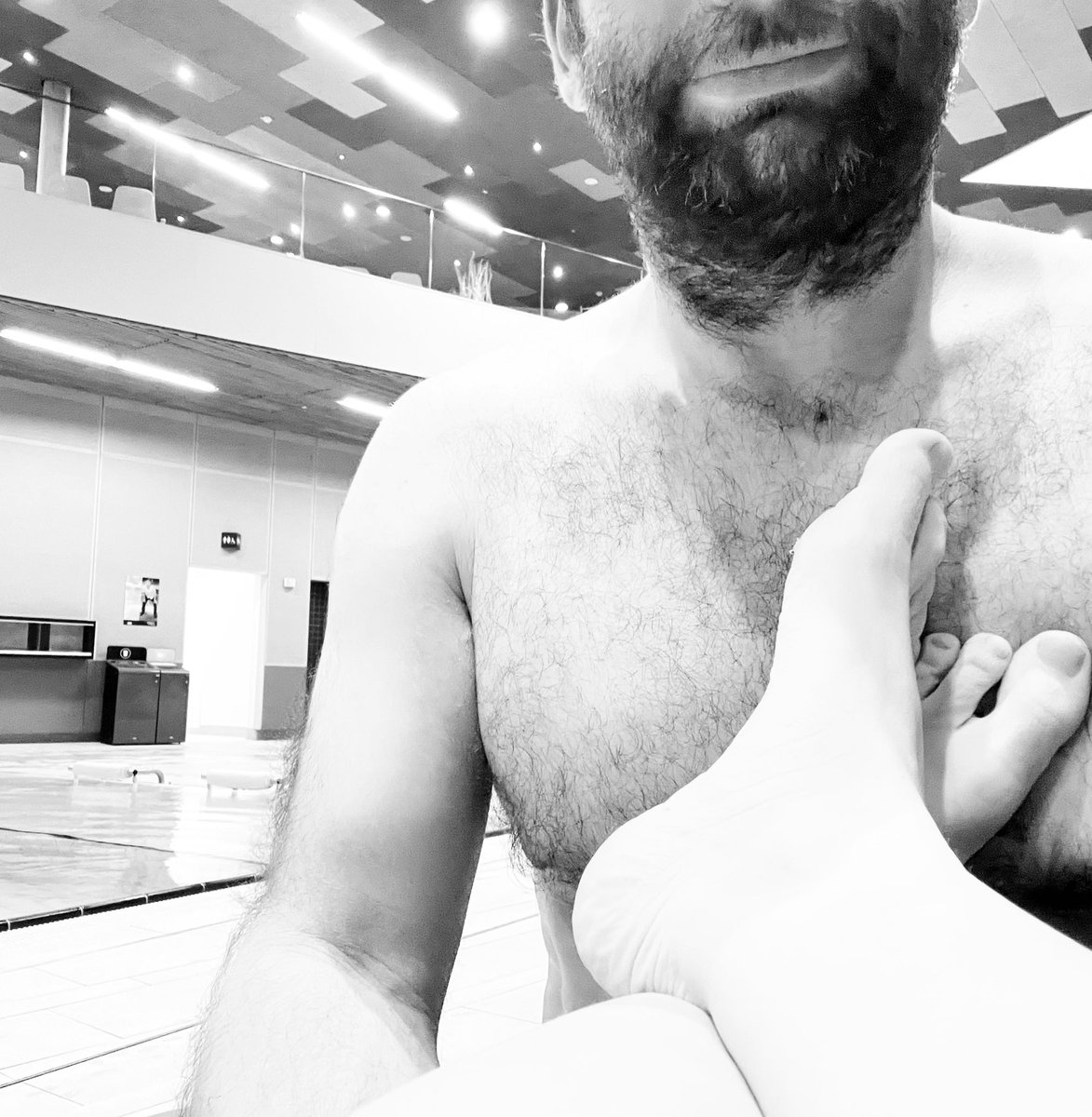 DarkoDonnie7's tweet image. Altersgerecht den Tag entspannt in der Therme ausklingen lassen und nebenbei noch meinen Zweitjob als Fusswärmer für diese zwei Lieblingshinterpfoten nachgehen. #fusscontent #feet #katzenkitsch ¯\_(ツ)_/¯