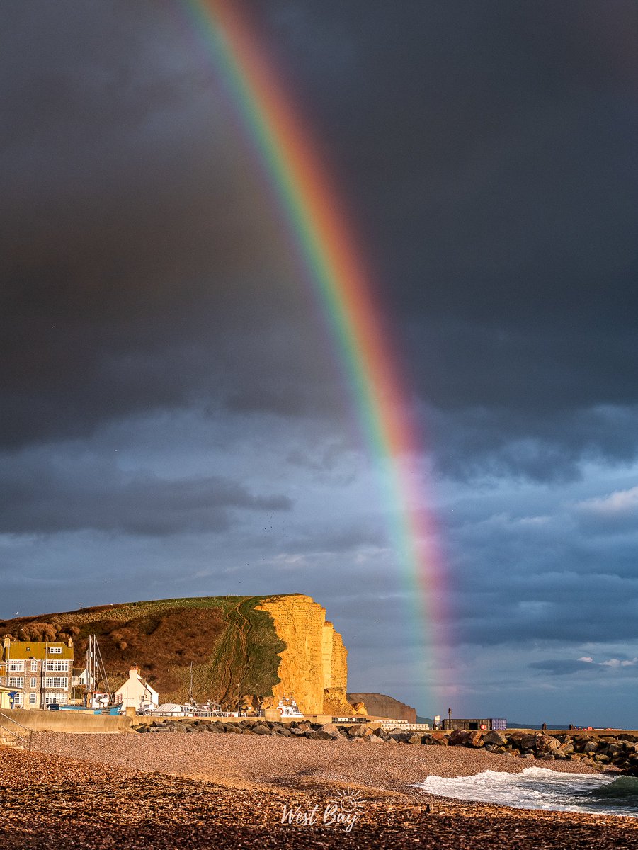 WestBayPhoto's tweet photo. So I was out yesterday evening hoping to catch a nice sunset, but the weather had other plans and I instead managed to capture this beautiful rainbow over East Cliff! 👌🌈📸

#westbay #westbayphotography #Broadchurch #bridport #dorset #jurassiccoast https://t.co/rjsYv9OVIS