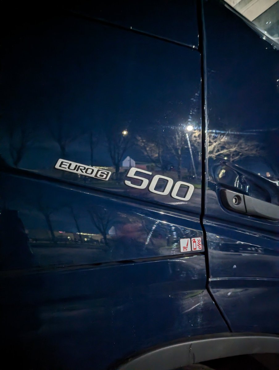 ash_trucker's tweet photo. In a fleet of 460s be a 500 😊 #creamboy https://t.co/VQWSiCzf4C