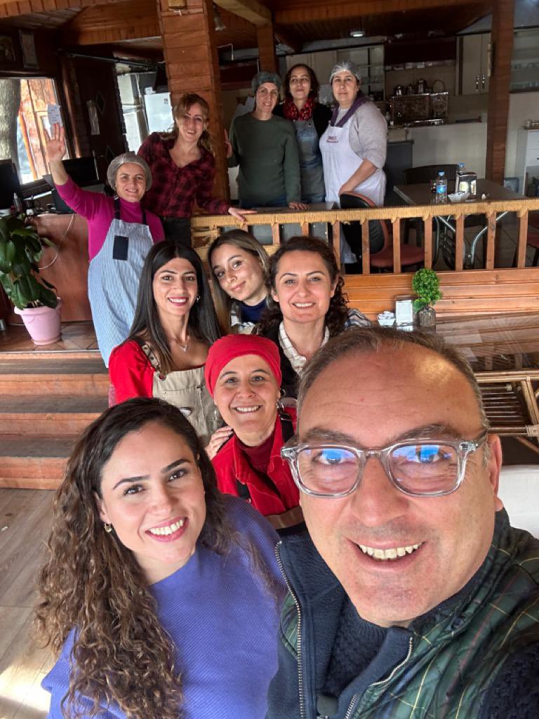 Depremin üzerinden 1 ay geçti. Binlerce insanın yardım beklerken ölmesini unutmayacağız. Aileler parçalandı, bebekler donarak öldü. Hayatımın sonuna kadar kurtarma sürecindeki o feci hataları affetmem. Bugün sokaklarda 3 saat yürüdüm. İnsanların yüzü gülüyor. Bir şeyler olmuş.