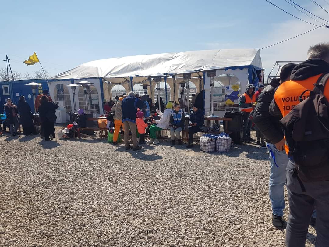 Il y a un an, jour pour jour, <a href="/PUI_FRANCE/">POMPIERSURGENCE</a> @PMH <a href="/2aip/">AAIP</a> joignaient leurs efforts pour se déployer en Moldavie et apporter le contenu de dizaines de semi-remorques à la population Ukrainienne réfugiée à Palanca en Moldavie. Une belle coopération humanitaire qui continue encore 👍👏