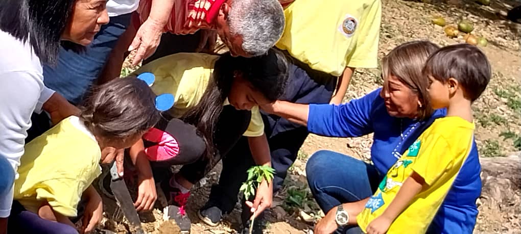 Municipioinfant's tweet photo. RECI Hoy 07/03 Se realizo la Juramentación de Brigadas Ecológicas y Plantación de Árboles por parte de la Supervisora Prof Flor Loreto en Conmemoración de los 10 años de la Siembra del Comandante Hugo Chávez @MPPEDUCACION @_LaAvanzadora @NicolasMaduro @EliasEducacion @ZEGuarico https://t.co/qBisBCnUWA