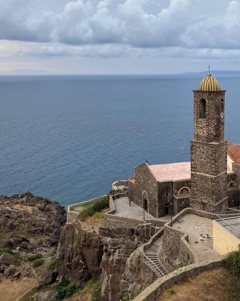Chiese sul mare: sul blog un post dedicato alle chiese ⛪️che si trovano affacciate sul mare nel nord dell’isola.
📝 Un’idea di itinerario di viaggio ma anche di luoghi da scoprire durante escursioni.

#chiesasulmare #nordsardegna #castelsardo #castels… instagr.am/p/CpgCdlptnI4/