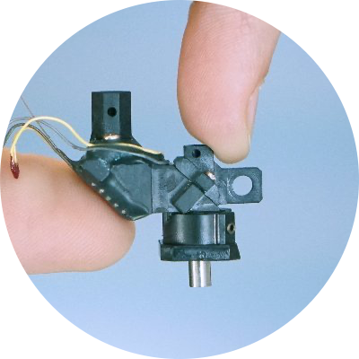 MBFBioscience's tweet photo. What is the #Mini2P?
Weighing 3g, the Mini2P is a miniature two-photon microscope. This revolutionary device is capable of tracking 1000s of neurons in a living specimen!
Created by @WikiZong and the team at the @KISNeuro — now compatible with the #ScanImage and #vDAQ!
⤵️ https://t.co/jYDfmcwSpY