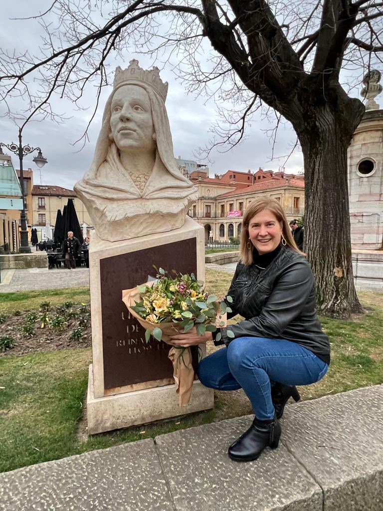 Homenajeamos a nuestras antepasadas, las mujeres que con su ejemplo y fuerza nos dieron los valores para convertirnos en motor de la sociedad. Por ellas, por todas las leonesas, hoy hacemos este homenaje ante el busto de la Reina Doña Urraca de León.